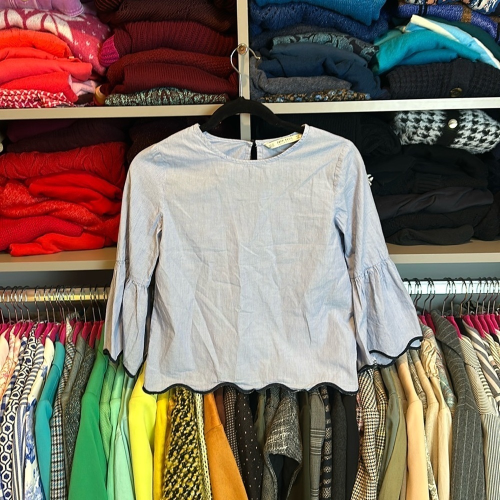 Zara blue/white pinstriped 3/4 sleeve scalloped edged blouse size XS